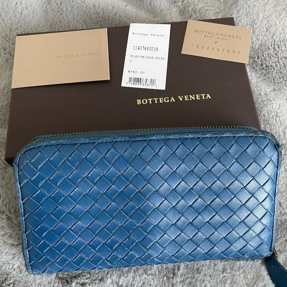 Gently used Bottega Veneta zip wallet - Picture 1 of 9
